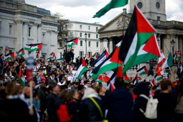 آلاف يتظاهرون في لندن دعما للفلسطينيين آلاف يتظاهرون في لندن دعما للفلسطينيين