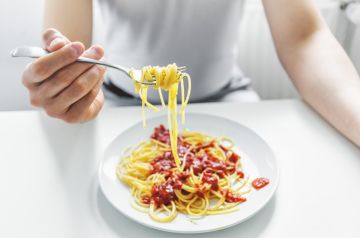 ماذا يحدث للنشويات عند تبريد الأرز والمكرونة والبطاطس بعد الطهي؟ ماذا يحدث للنشويات عند تبريد الأرز والمكرونة والبطاطس بعد الطهي؟