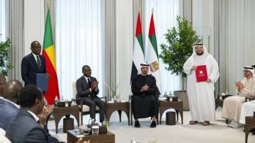 رئيس الإمارات ونظيره البنيني يشهدان إعلان اتفاقية شراكة الشاملة بين البلدين رئيس الإمارات ونظيره البنيني يشهدان إعلان اتفاقية شراكة الشاملة بين البلدين
