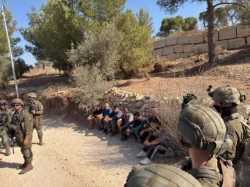 إصابة فلسطيني بهجمات المستوطنين والعدو الإسرائيلي يحتجز مزارعين في الضفة إصابة فلسطيني بهجمات المستوطنين والعدو الإسرائيلي يحتجز مزارعين في الضفة