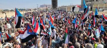 استجابة لدعوة الرئيس الزبيدي.. احتشاد الآلاف في عتق للاحتفال بذكرى 14 أكتوبر استجابة لدعوة الرئيس الزبيدي.. احتشاد الآلاف في عتق للاحتفال بذكرى 14 أكتوبر