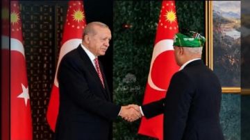 سفير اليمن في تركيا يظهر بـ الدسمال التعزي خلال لقائه الرئيس أردوغان سفير اليمن في تركيا يظهر بـ الدسمال التعزي خلال لقائه الرئيس أردوغان