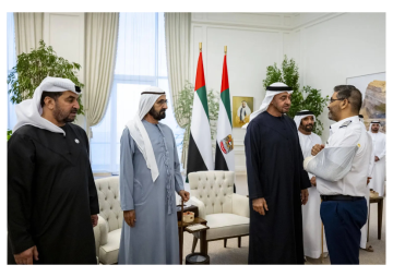 لشجاعتهم في حماية الركاب : رئيس الإمارات يكرم طاقم فلاي دبي بوسام زايد الثاني