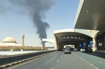 هجمات مطار الرياض تربك مؤتمرا نفطيا وتثير تساؤلات بشأن قمة للاستثمار هجمات مطار الرياض تربك مؤتمرا نفطيا وتثير تساؤلات بشأن قمة للاستثمار