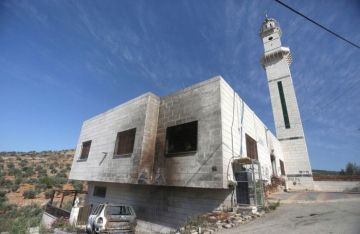 مستوطنون يشعلون النار في مسجد فلسطيني بالضفة الغربية مستوطنون يشعلون النار في مسجد فلسطيني بالضفة الغربية