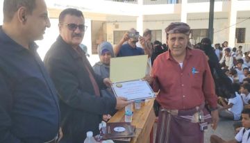 مدير عام البريقة يكرم أوائل الطلاب والمعلمين بمدرسة أبو حربة للتعليم الأساسي مدير عام البريقة يكرم أوائل الطلاب والمعلمين بمدرسة أبو حربة للتعليم الأساسي