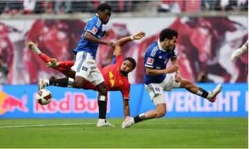 فرايبورج بعشرة لاعبين يفوز على شالكه ويتصدر الدوري الألماني