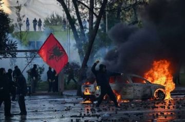 نواب يشعلون قنابل دخانية خلال جلسة للحكومة في ألبانيا على خلفية الاحتجاجات نواب يشعلون قنابل دخانية خلال جلسة للحكومة في ألبانيا على خلفية الاحتجاجات
