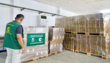 البرنامج الوطني للإمداد الدوائي يتسلم 6 شاحنات أدوية ومستلزمات طبية مقدمة من مركز الملك سلمان للاغاثة البرنامج الوطني للإمداد الدوائي يتسلم 6 شاحنات أدوية ومستلزمات طبية مقدمة من مركز الملك سلمان للاغاثة