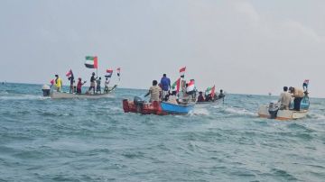 سقطرى تحيي ذكرى ثورة أكتوبر بعرض بحري في ساحل حديبو