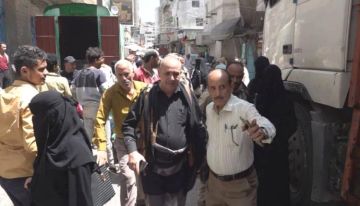 بعد حصار المدينة.. مسؤول بتعز يوجه بفتح المحال المغلقة وبيع المواد الغذائية بأسعار مناسبة بعد حصار المدينة.. مسؤول بتعز يوجه بفتح المحال المغلقة وبيع المواد الغذائية بأسعار مناسبة