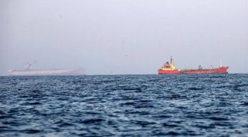 هيئة بريطانية: تضرر قاطرة بحرية أصيبت بمقذوفين قبالة الإمارات هيئة بريطانية: تضرر قاطرة بحرية أصيبت بمقذوفين قبالة الإمارات