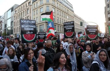 آلاف المتظاهرين يشاركون بمسيرة مؤيدة لفلسطين في برلين آلاف المتظاهرين يشاركون بمسيرة مؤيدة لفلسطين في برلين
