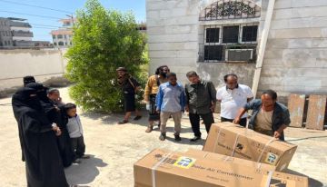 مدير عام خورمكسر يرفد المجمع الصحي بالعريش بمكيفات تعمل بالطاقة الشمسية
