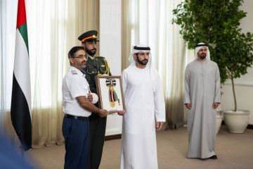 رئيس الإمارات يمنح طاقم طائرة فلاي دبي وسام زايد الثاني رئيس الإمارات يمنح طاقم طائرة فلاي دبي وسام زايد الثاني