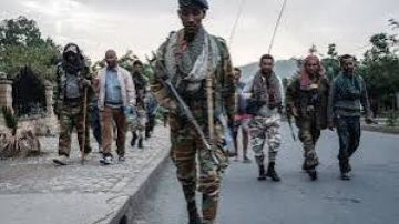 الصليب الأحمر الكيني يقدم مساعدات لإثيوبيين عبروا الحدود هربا من العنف الصليب الأحمر الكيني يقدم مساعدات لإثيوبيين عبروا الحدود هربا من العنف