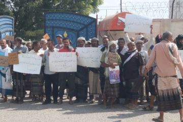وقفة احتجاجية للتربويين في لحج رفضا لتوقيف 7 منهم وقفة احتجاجية للتربويين في لحج رفضا لتوقيف 7 منهم