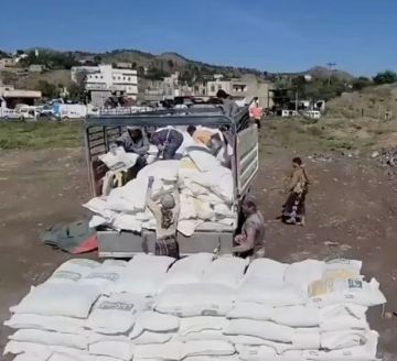 ضبط شاحنة دقيق محملة بالأسلحة والذخائر على مدخل مدينة تعز ضبط شاحنة دقيق محملة بالأسلحة والذخائر على مدخل مدينة تعز