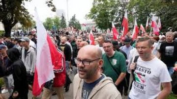 انتشار أمني مكثف في بولندا وتعليق مهام رئيس المحكمة الدستورية انتشار أمني مكثف في بولندا وتعليق مهام رئيس المحكمة الدستورية