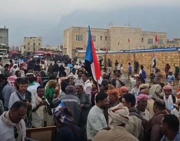 جماهير سقطرى تزحف نحو حديبو للاحتفال بذكرى 14 أكتوبر جماهير سقطرى تزحف نحو حديبو للاحتفال بذكرى 14 أكتوبر