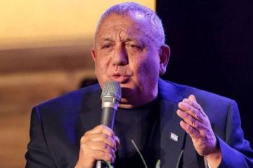 آيزنكوت يتعهد بالسماح لـ زامير بالبقاء في منصبه آيزنكوت يتعهد بالسماح لـ زامير بالبقاء في منصبه