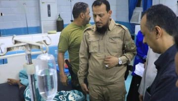 المحافظ شيخ يتفقد مطار عدن الدولي عقب الاستهداف الصاروخي الحوثي ويوجه بإيواء المسافرين المحافظ شيخ يتفقد مطار عدن الدولي عقب الاستهداف الصاروخي الحوثي ويوجه بإيواء المسافرين