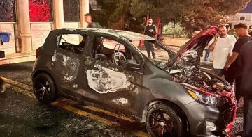 مستوطنون صهاينة يحرقون مركبة جنوب الخليل مستوطنون صهاينة يحرقون مركبة جنوب الخليل