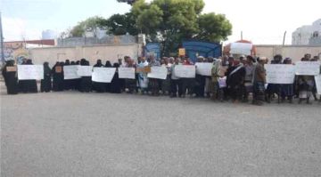 وقفة احتجاجية للتربويين في لحج رفضا لتوقيف 7 منهم وقفة احتجاجية للتربويين في لحج رفضا لتوقيف 7 منهم