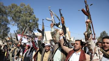 اليمن: عشرات القتلى ومئات الجرحى في هجوم صاروخي حوثي استهدف معسكرا حكوميا في شبوة اليمن: عشرات القتلى ومئات الجرحى في هجوم صاروخي حوثي استهدف معسكرا حكوميا في شبوة