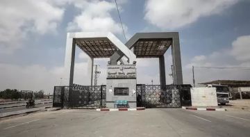 العدو الإسرائيلي يعتقل فلسطينيا أثناء عودته من خلال معبر رفح العدو الإسرائيلي يعتقل فلسطينيا أثناء عودته من خلال معبر رفح