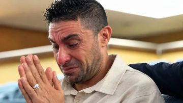 والد التوأم المغربي سجى وضحى يذرف الدموع بعد رؤيتهما لأول مرة في سريرين منفصلين والد التوأم المغربي سجى وضحى يذرف الدموع بعد رؤيتهما لأول مرة في سريرين منفصلين