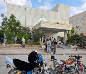 وصول عدد من جرحى المقاومة الجنوبية لمستشفى بن زايد في عتق وصول عدد من جرحى المقاومة الجنوبية لمستشفى بن زايد في عتق