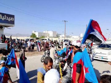 بدء توافد الحشود إلى عتق احتفالا بذكرى 14 أكتوبر بدء توافد الحشود إلى عتق احتفالا بذكرى 14 أكتوبر