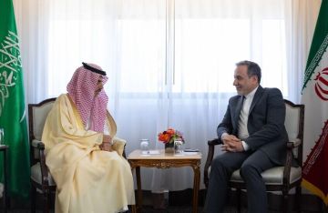 عراقجي يكشف تفاصيل اتصاله مع بن فرحان ويعرض وساطة إيران بين السعودية والحوثيين عراقجي يكشف تفاصيل اتصاله مع بن فرحان ويعرض وساطة إيران بين السعودية والحوثيين