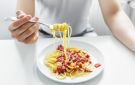 ماذا يحدث للنشويات عند تبريد الأرز والمكرونة والبطاطس بعد الطهي؟