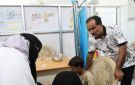 الزهري يتفقد المجمع الصحي ويتابع تركيب منظومة الطاقة الشمسية المقدمة من السلطة المحلية