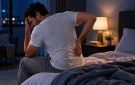 آلام الظهر الليلية لدى الرجال.. متى تخفي مرضا خطيرا؟