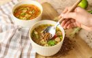 شوربة العدس والفطر.. دفء الخريف في طبق