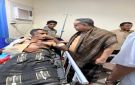 الحالمي يطمئن على صحة القائد فاروق الكعلولي ويشيد بمواقفه البطولية في جبهة الصبيحة - ye