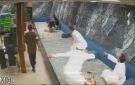 فيديو.. مواطن سعودي يستخدم مناورة هيمليك وينقذ حياة مقيم يمني بتدخل سريع في مطعم
