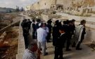 مستوطنون يقتحمون مقبرة باب الرحمة في القدس ويهاجمون منازل بالضفة