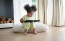 طفلك يتحدث مع المساعد الصوتي؟ كيف تحولين فضوله إلى درس تكنولوجي