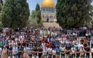 عشرات الآلاف يؤدون صلاة الجمعة في الأقصى - ye