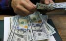 تراجع العملة الأمريكية عن ذروة 18 شهرا تحت ضغط السندات