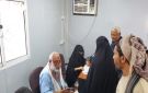 اللجان المجتمعية بمديرية التواهي تدشن توزيع المساعدات للأسر النازحة من مناطق الحرب