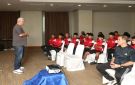اجتماع فني لمنتخب الناشئين بالدوحة.. والسنباني يحفز اللاعبين قبل مواجهة الكويت