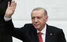 رئيس بلدية إزمير معقل المعارضة ينضم إلى حزب إردوغان في مكسب رمزي