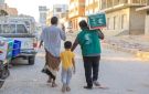 مركز الملك سلمان للإغاثة يوزع (11,334) سلة غذائية في عدة محافظات يمنية