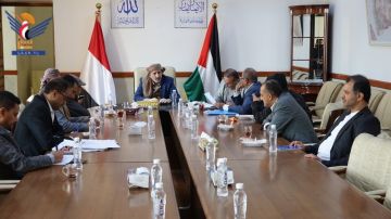 اجتماع بصنعاء يناقش آلية استلام وثائق المجلس الاقتصادي الأعلى بوزارة النفط اجتماع بصنعاء يناقش آلية استلام وثائق المجلس الاقتصادي الأعلى بوزارة النفط