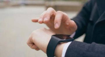 شريحة أرق من الشعرة تتيح للأجهزة القابلة للارتداء استخدامها بشكل مستقل